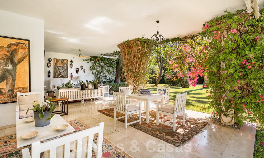 Vrijstaande luxevilla in Mediterrane stijl te koop op een steenworp van het strand en voorzieningen in het prestigieuze Guadalmina Baja te Marbella 51261