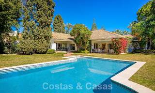 Vrijstaande luxevilla in Mediterrane stijl te koop op een steenworp van het strand en voorzieningen in het prestigieuze Guadalmina Baja te Marbella 51265 