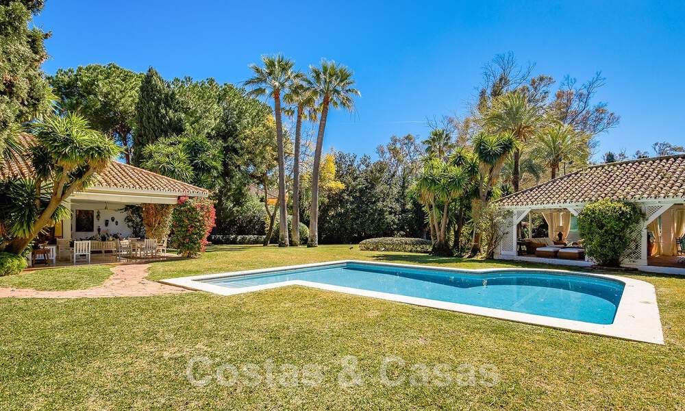 Vrijstaande luxevilla in Mediterrane stijl te koop op een steenworp van het strand en voorzieningen in het prestigieuze Guadalmina Baja te Marbella 51266