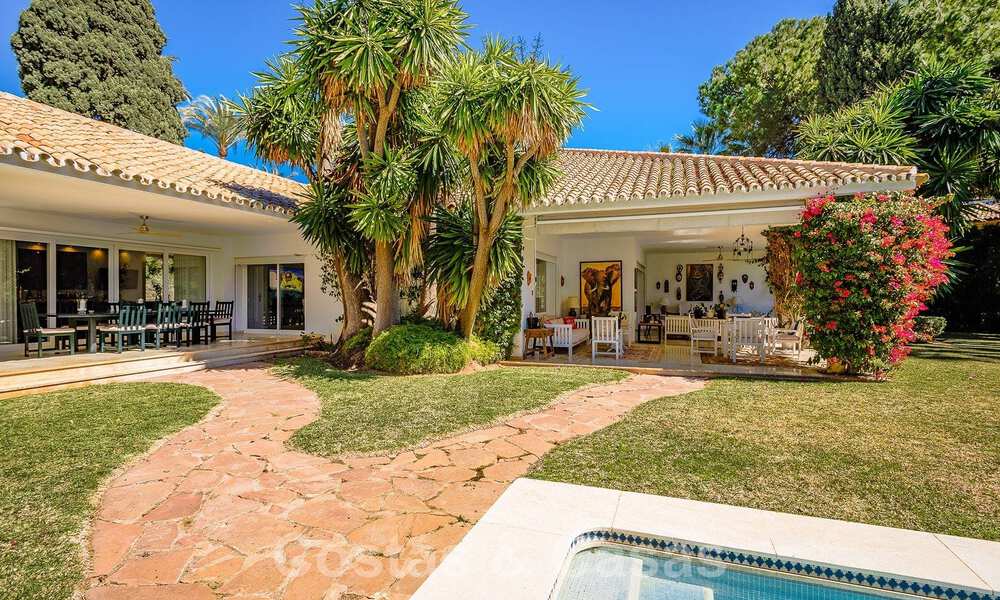 Vrijstaande luxevilla in Mediterrane stijl te koop op een steenworp van het strand en voorzieningen in het prestigieuze Guadalmina Baja te Marbella 51268