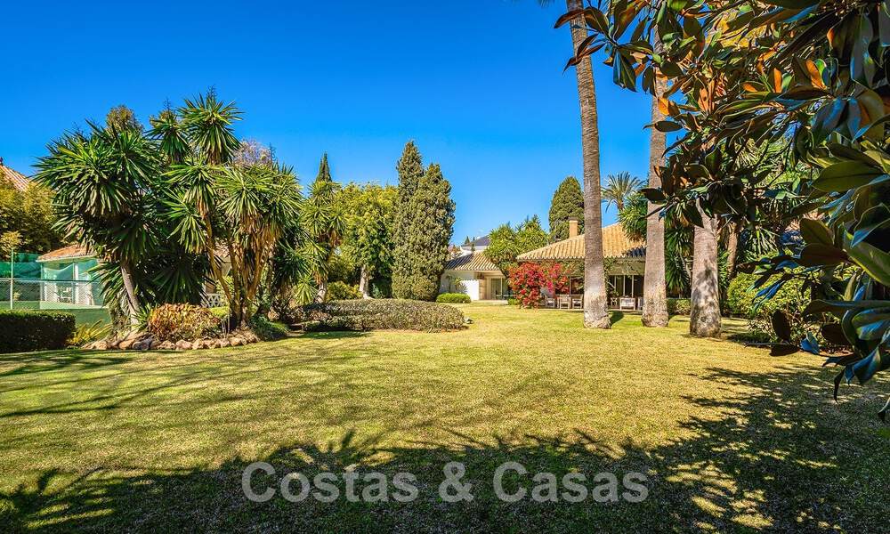 Vrijstaande luxevilla in Mediterrane stijl te koop op een steenworp van het strand en voorzieningen in het prestigieuze Guadalmina Baja te Marbella 51272