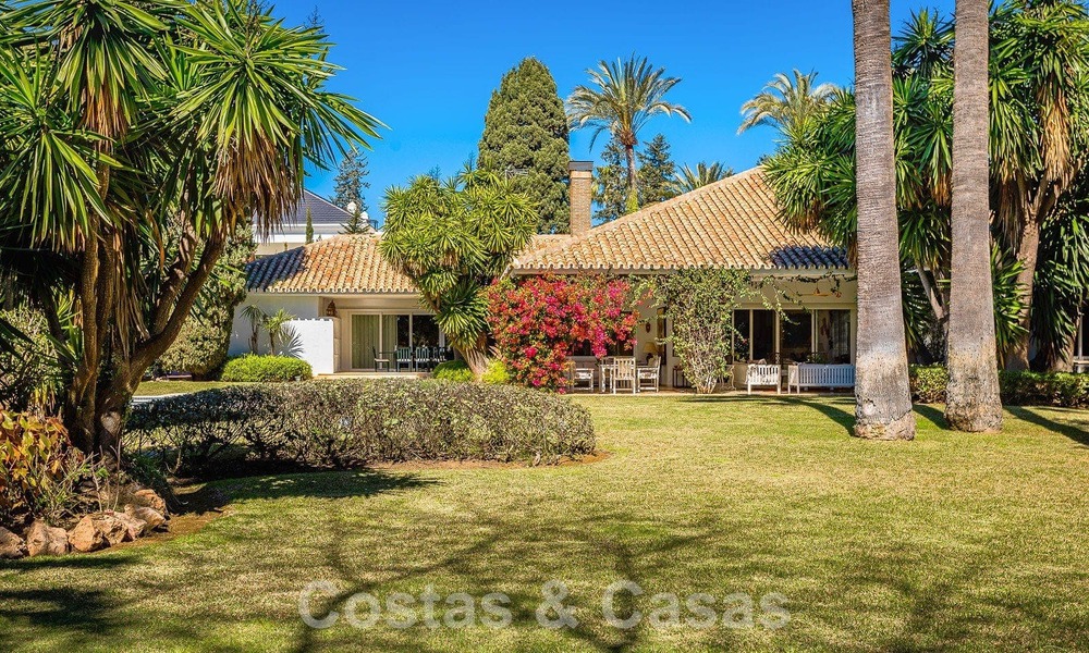 Vrijstaande luxevilla in Mediterrane stijl te koop op een steenworp van het strand en voorzieningen in het prestigieuze Guadalmina Baja te Marbella 51274