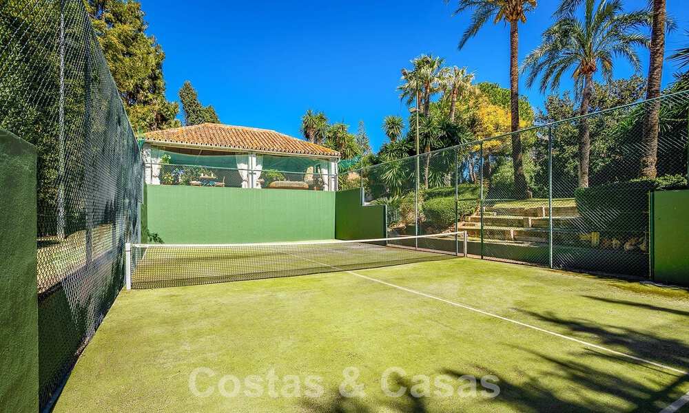 Vrijstaande luxevilla in Mediterrane stijl te koop op een steenworp van het strand en voorzieningen in het prestigieuze Guadalmina Baja te Marbella 51275