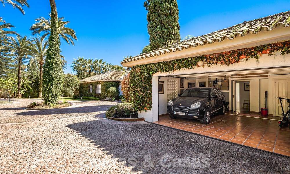 Vrijstaande luxevilla in Mediterrane stijl te koop op een steenworp van het strand en voorzieningen in het prestigieuze Guadalmina Baja te Marbella 51278