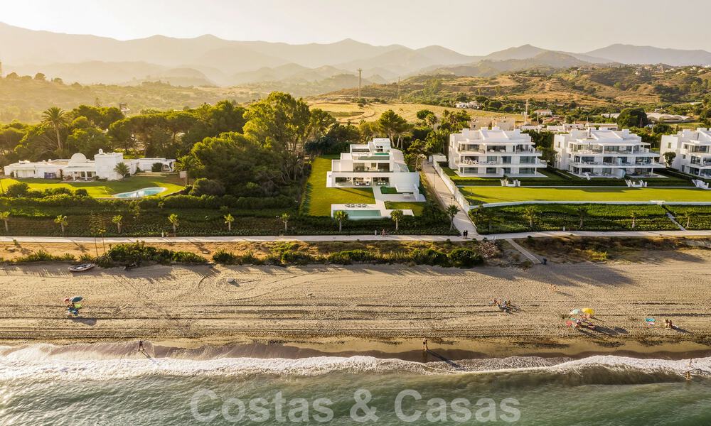 Exclusieve designervilla te koop op eerstelijnsstrand met onbelemmerd zeezicht op de New Golden Mile tussen Marbella en Estepona 51190