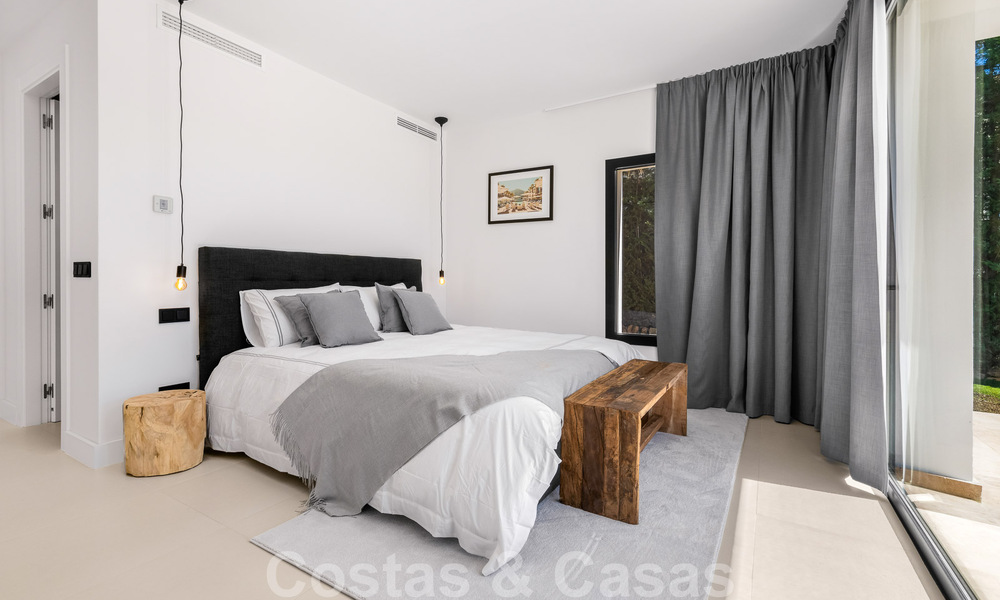 Instapklare luxevilla te koop grenzend aan de Las Brisas golfbaan, in een afgeschermde wijk in Nueva Andalucia’s golfvallei, Marbella 51440