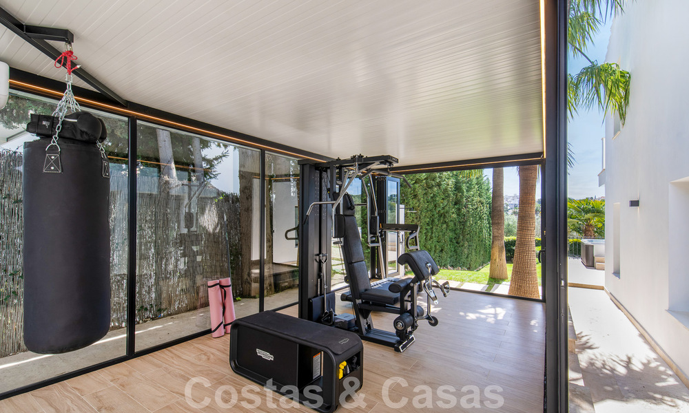 Instapklare luxevilla te koop grenzend aan de Las Brisas golfbaan, in een afgeschermde wijk in Nueva Andalucia’s golfvallei, Marbella 52080
