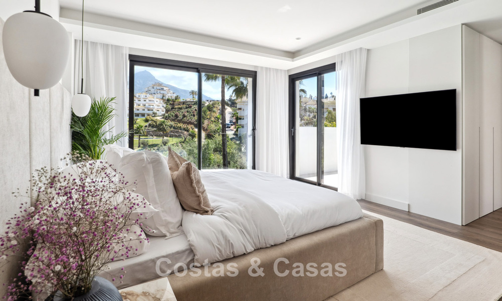 Nieuwe luxevilla te koop met een contemporaine bouwstijl gelegen in een beveiligde community van Nueva Andalucia, Marbella 782505