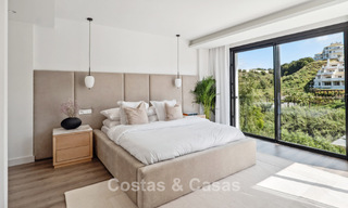 Nieuwe luxevilla te koop met een contemporaine bouwstijl gelegen in een beveiligde community van Nueva Andalucia, Marbella 782508 