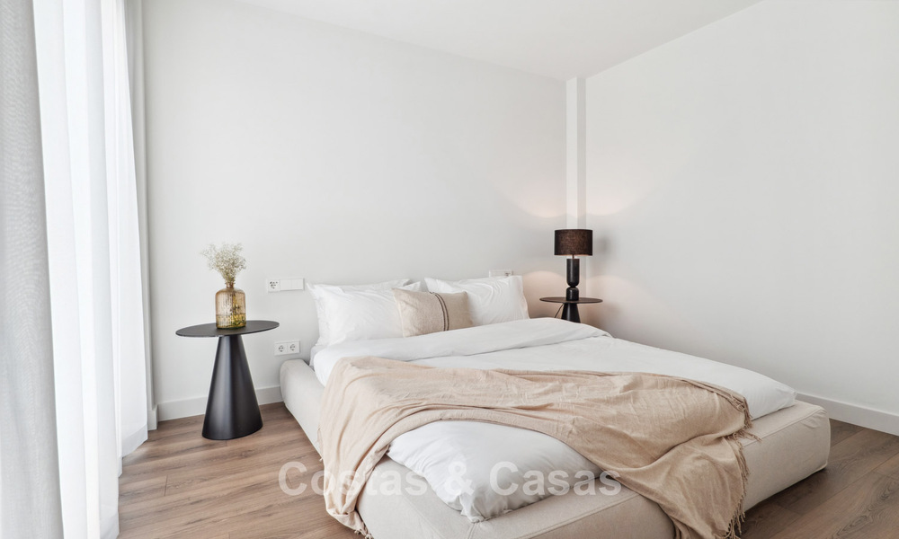 Nieuwe luxevilla te koop met een contemporaine bouwstijl gelegen in een beveiligde community van Nueva Andalucia, Marbella 782509