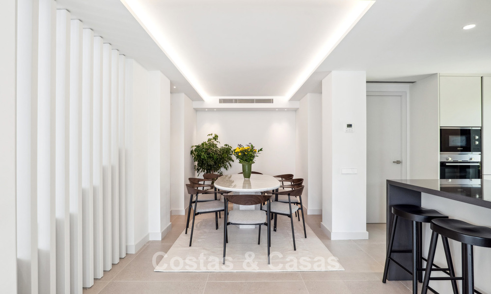 Nieuwe luxevilla te koop met een contemporaine bouwstijl gelegen in een beveiligde community van Nueva Andalucia, Marbella 782510