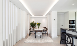 Nieuwe luxevilla te koop met een contemporaine bouwstijl gelegen in een beveiligde community van Nueva Andalucia, Marbella 782510 