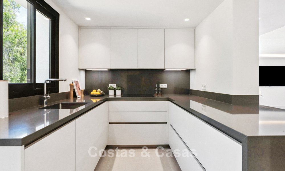 Nieuwe luxevilla te koop met een contemporaine bouwstijl gelegen in een beveiligde community van Nueva Andalucia, Marbella 782511