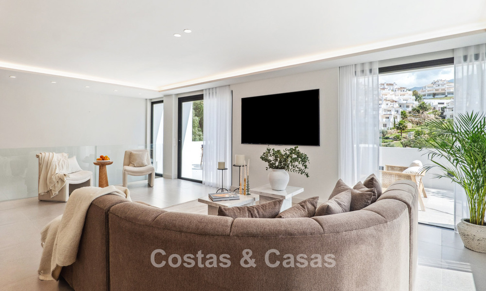 Nieuwe luxevilla te koop met een contemporaine bouwstijl gelegen in een beveiligde community van Nueva Andalucia, Marbella 782512