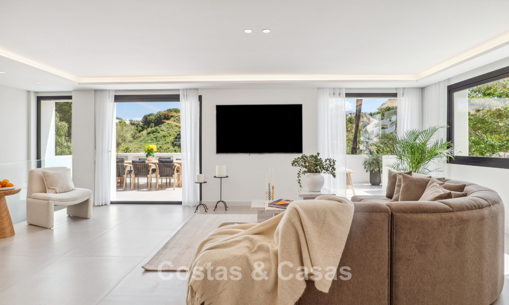 Nieuwe luxevilla te koop met een contemporaine bouwstijl gelegen in een beveiligde community van Nueva Andalucia, Marbella 782513