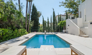 Nieuwe luxevilla te koop met een contemporaine bouwstijl gelegen in een beveiligde community van Nueva Andalucia, Marbella 782516 