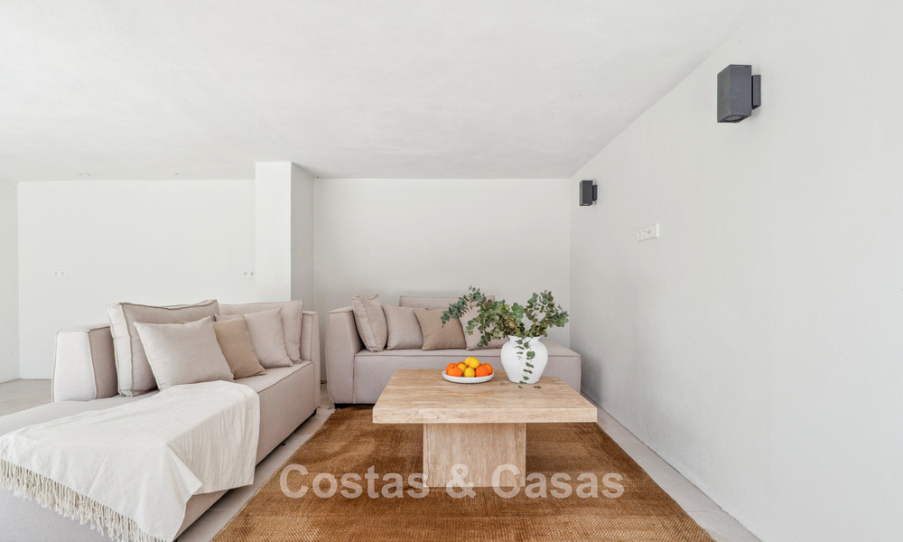 Nieuwe luxevilla te koop met een contemporaine bouwstijl gelegen in een beveiligde community van Nueva Andalucia, Marbella 782519