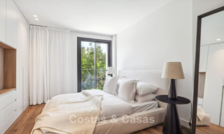 Nieuwe luxevilla te koop met een contemporaine bouwstijl gelegen in een beveiligde community van Nueva Andalucia, Marbella 782521 