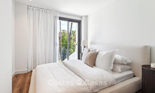 Nieuwe luxevilla te koop met een contemporaine bouwstijl gelegen in een beveiligde community van Nueva Andalucia, Marbella 782523 