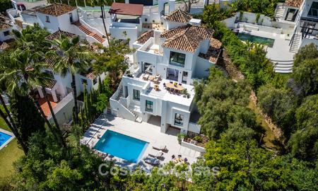 Nieuwe luxevilla te koop met een contemporaine bouwstijl gelegen in een beveiligde community van Nueva Andalucia, Marbella 782528