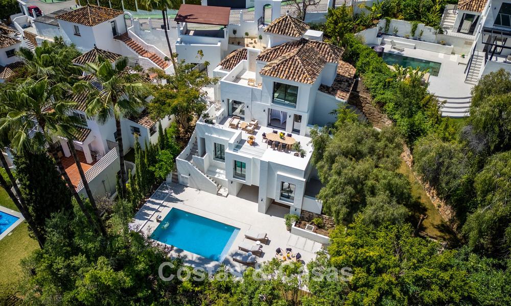 Nieuwe luxevilla te koop met een contemporaine bouwstijl gelegen in een beveiligde community van Nueva Andalucia, Marbella 782528