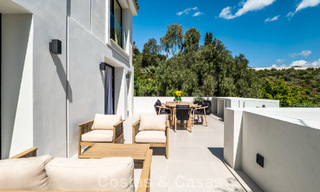 Nieuwe luxevilla te koop met een contemporaine bouwstijl gelegen in een beveiligde community van Nueva Andalucia, Marbella 782529 