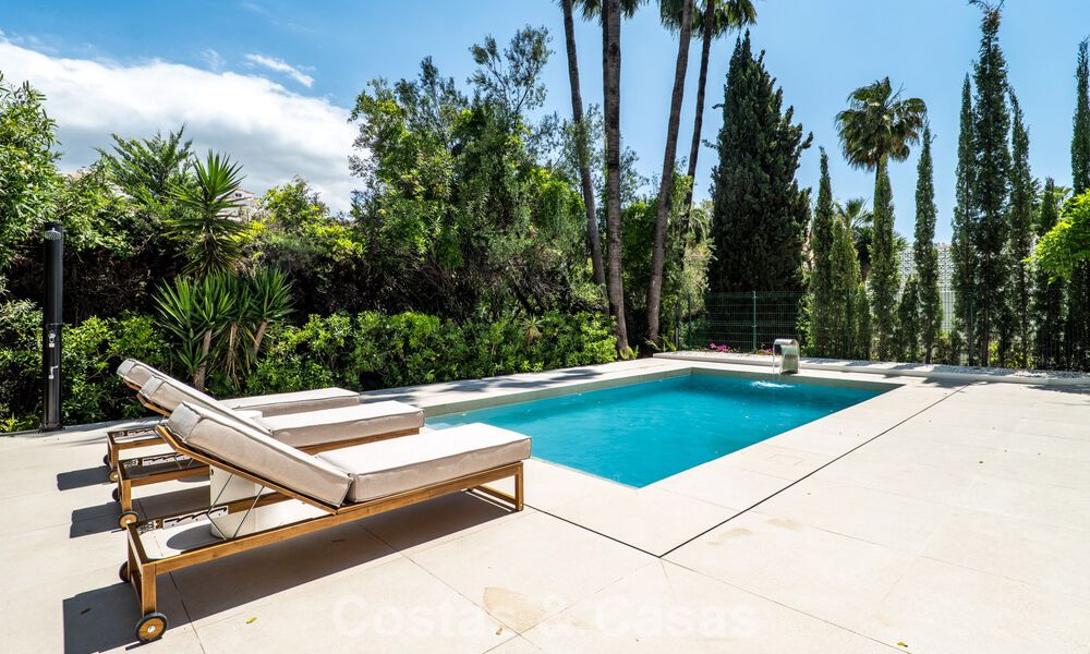 Nieuwe luxevilla te koop met een contemporaine bouwstijl gelegen in een beveiligde community van Nueva Andalucia, Marbella 782530