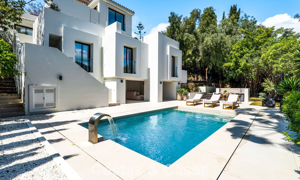 Nieuwe luxevilla te koop met een contemporaine bouwstijl gelegen in een beveiligde community van Nueva Andalucia, Marbella 782531