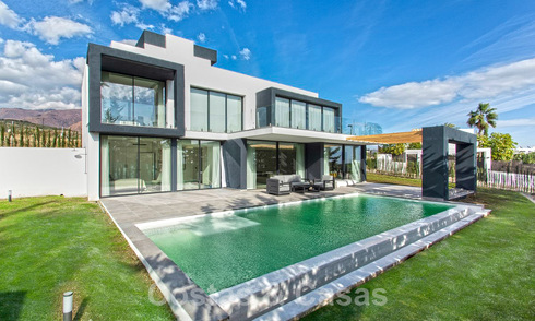 Instapklare luxevilla te koop met fantastisch zeezicht gelegen in een golfresort nabij Estepona centrum 52456