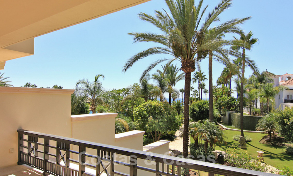 Ruim en gerenoveerd duplex tuinappartement met privézwembad te koop in een exclusief eerstelijnsstrand complex in Puerto Banus, Marbella 51558