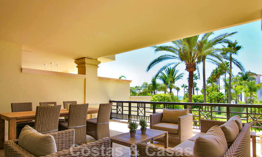 Ruim en gerenoveerd duplex tuinappartement met privézwembad te koop in een exclusief eerstelijnsstrand complex in Puerto Banus, Marbella 51559