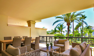 Ruim en gerenoveerd duplex tuinappartement met privézwembad te koop in een exclusief eerstelijnsstrand complex in Puerto Banus, Marbella 51559 