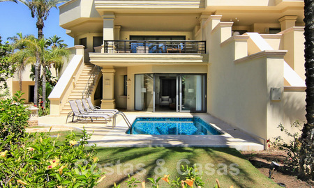 Ruim en gerenoveerd duplex tuinappartement met privézwembad te koop in een exclusief eerstelijnsstrand complex in Puerto Banus, Marbella 51562