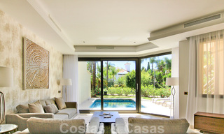 Ruim en gerenoveerd duplex tuinappartement met privézwembad te koop in een exclusief eerstelijnsstrand complex in Puerto Banus, Marbella 51567 