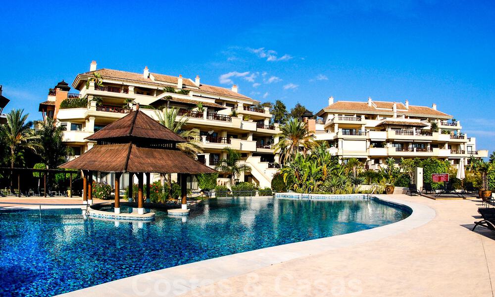 Ruim en gerenoveerd duplex tuinappartement met privézwembad te koop in een exclusief eerstelijnsstrand complex in Puerto Banus, Marbella 51595