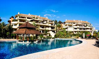 Ruim en gerenoveerd duplex tuinappartement met privézwembad te koop in een exclusief eerstelijnsstrand complex in Puerto Banus, Marbella 51595 