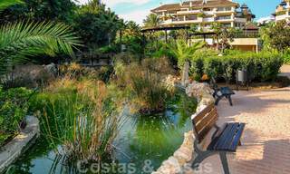Ruim en gerenoveerd duplex tuinappartement met privézwembad te koop in een exclusief eerstelijnsstrand complex in Puerto Banus, Marbella 51598 