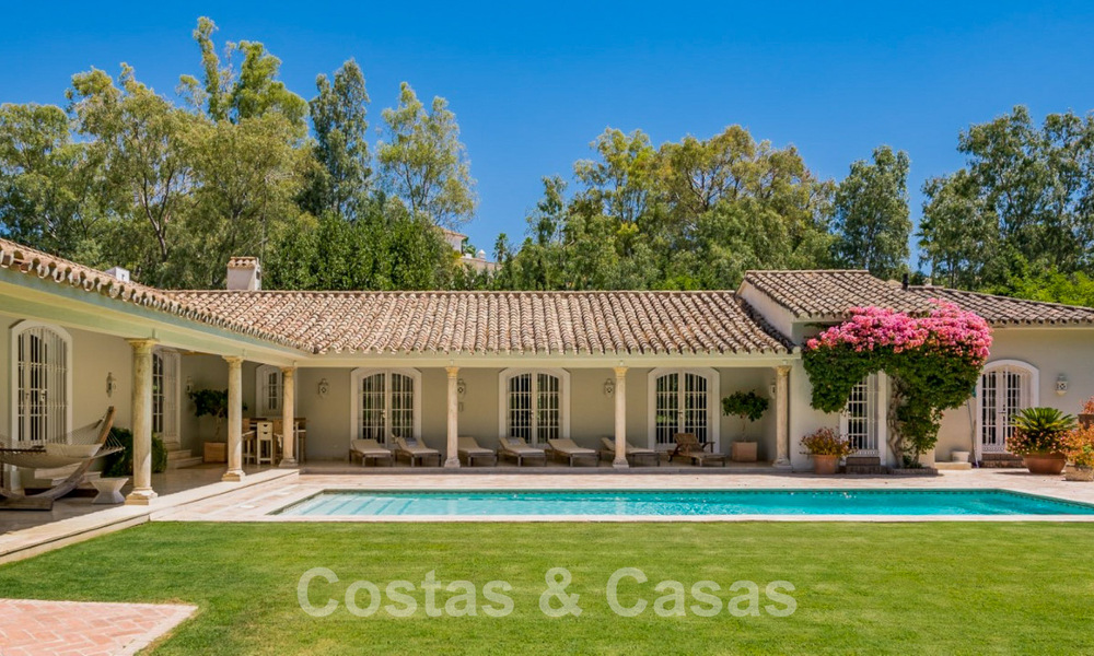 Spaanse villa te koop met Mediterrane bouwstijl en een grote tuin gelegen nabij San Pedro in Marbella - Benahavis 52488