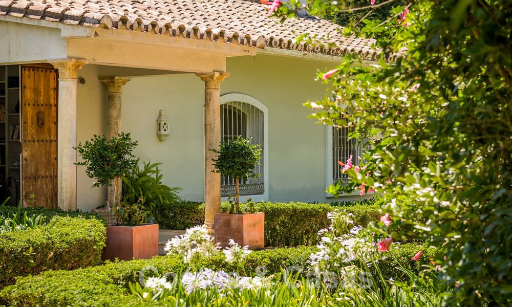 Spaanse villa te koop met Mediterrane bouwstijl en een grote tuin gelegen nabij San Pedro in Marbella - Benahavis 52492