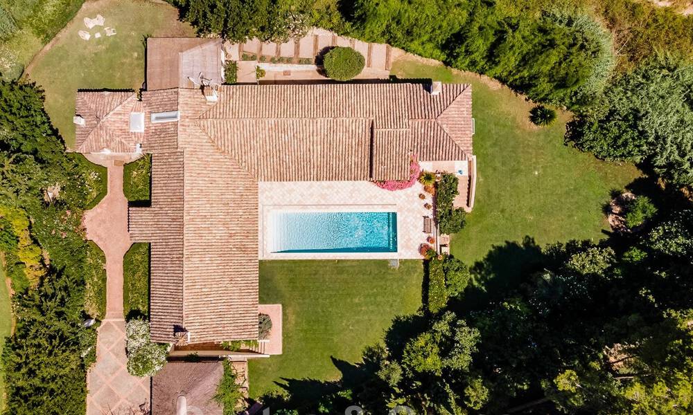 Spaanse villa te koop met Mediterrane bouwstijl en een grote tuin gelegen nabij San Pedro in Marbella - Benahavis 52496