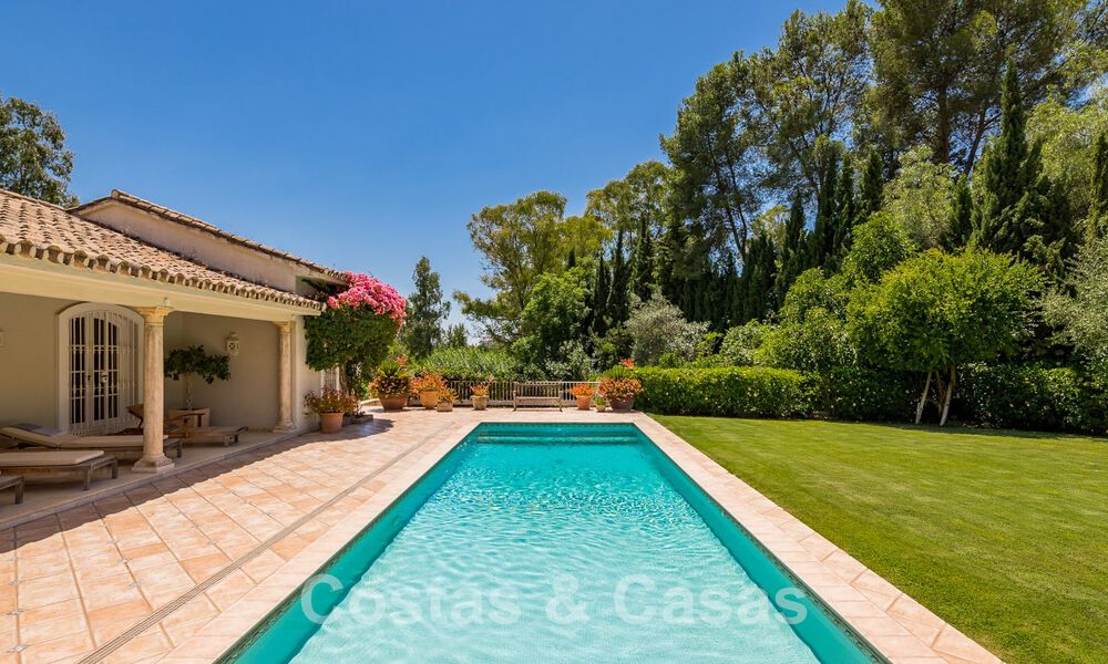 Spaanse villa te koop met Mediterrane bouwstijl en een grote tuin gelegen nabij San Pedro in Marbella - Benahavis 52499