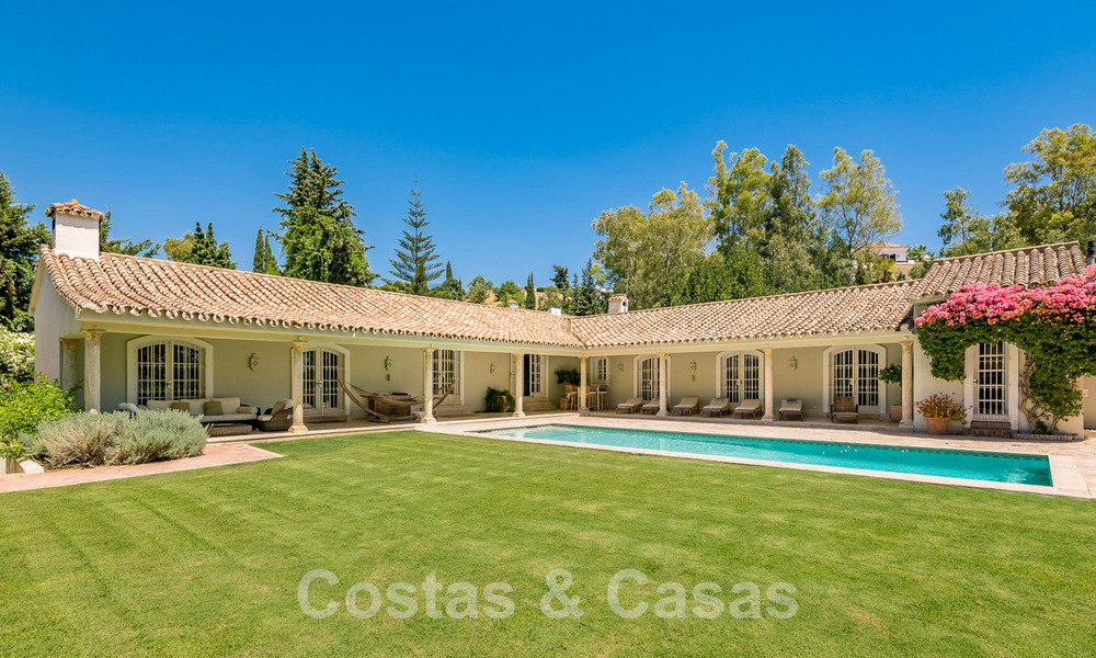 Spaanse villa te koop met Mediterrane bouwstijl en een grote tuin gelegen nabij San Pedro in Marbella - Benahavis 52501