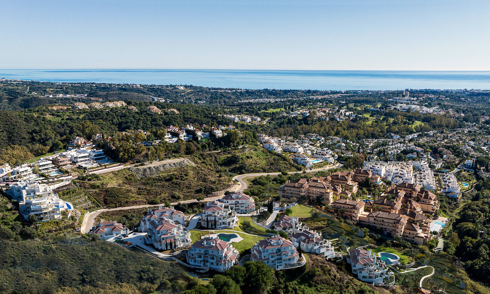 Hedendaagse appartementen in een Andalusische stijl te koop met panoramisch uitzicht naar zee toe in de golfvallei van Nueva Andalucia, Marbella 51627