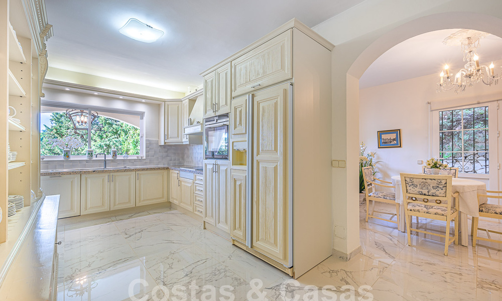 Traditioneel-mediterrane luxevilla te koop met zeezicht in een gated community op de Golden Mile van Marbella 54425