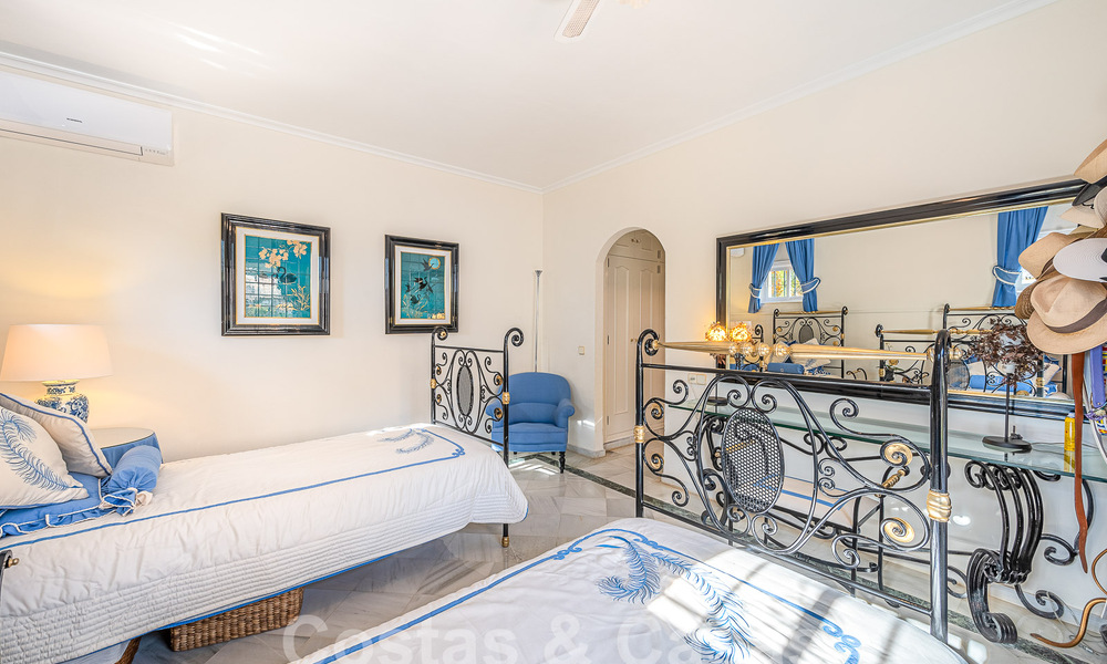 Traditioneel-mediterrane luxevilla te koop met zeezicht in een gated community op de Golden Mile van Marbella 54431