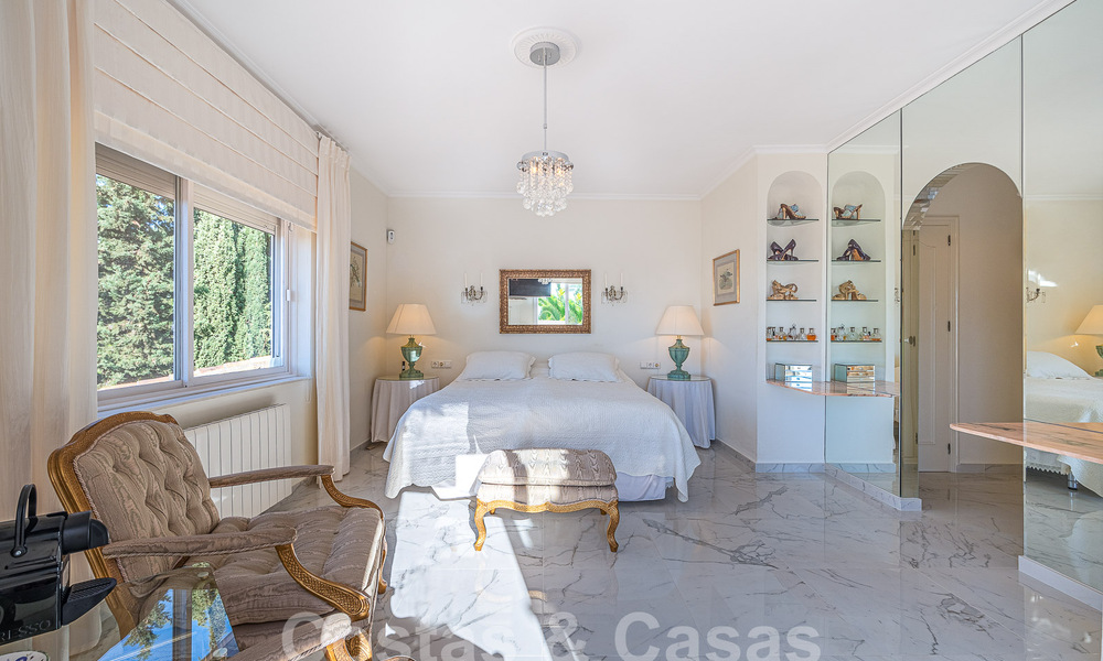 Traditioneel-mediterrane luxevilla te koop met zeezicht in een gated community op de Golden Mile van Marbella 54454