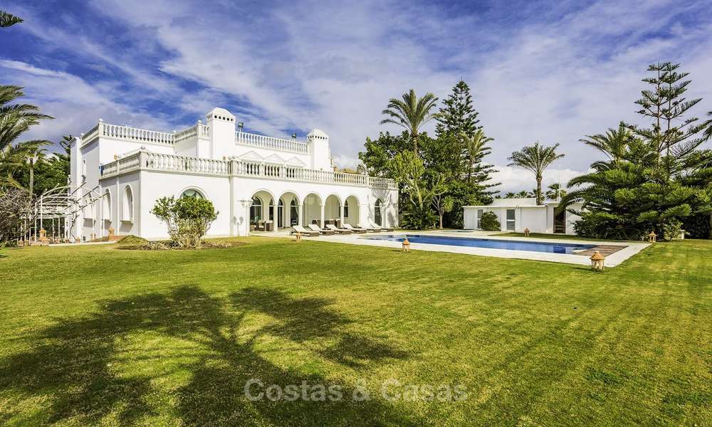 Statige en luxueuze palatiale villa te koop, direct aan zee, tussen Marbella en Estepona 11646