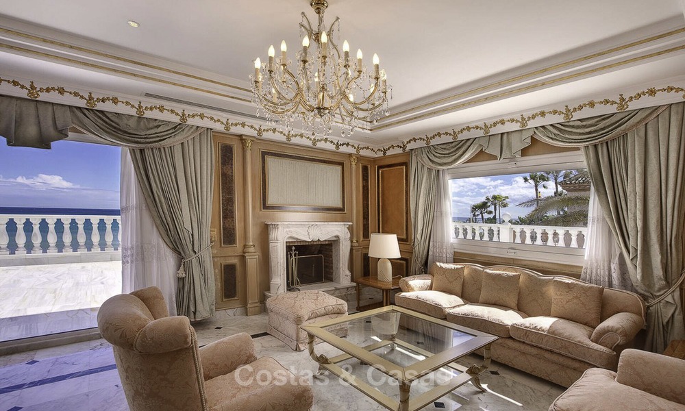 Statige en luxueuze palatiale villa te koop, direct aan zee, tussen Marbella en Estepona 13021
