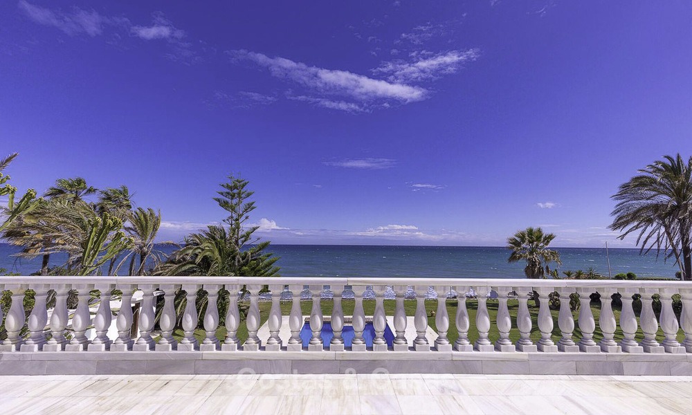 Statige en luxueuze palatiale villa te koop, direct aan zee, tussen Marbella en Estepona 13022