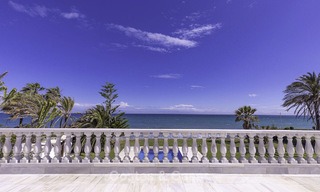 Statige en luxueuze palatiale villa te koop, direct aan zee, tussen Marbella en Estepona 13022 